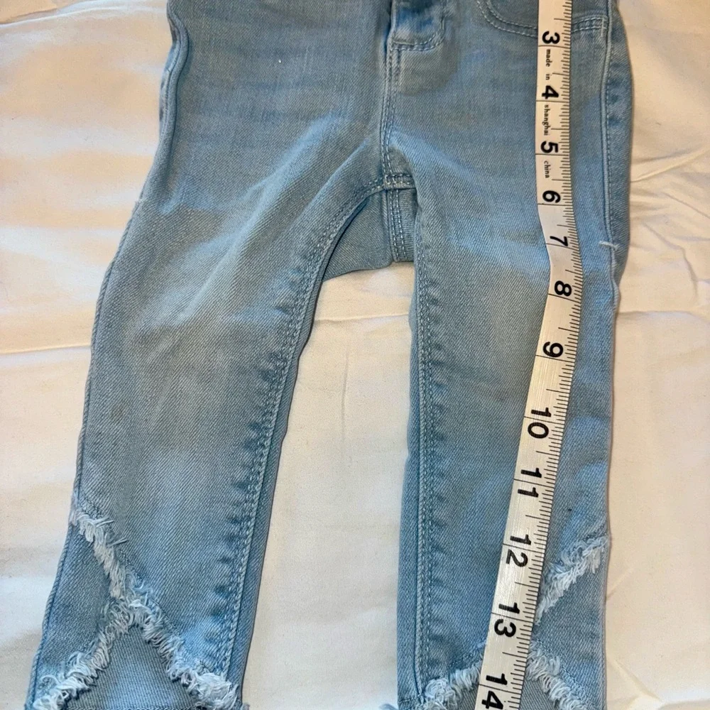 Old Navy Baby Girl 12-18 months Light Blue Denim Jeans Chic Shark Bite Fray Hem‎